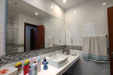 Casa de condomínio à venda com 424m², 5 quartos e 5 vagas Casa de condomínio à venda com 424m², 5 quartos e 5 vagasBanheiro