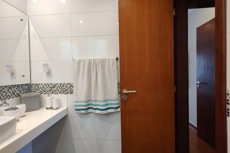 Casa de condomínio à venda com 424m², 5 quartos e 5 vagas Casa de condomínio à venda com 424m², 5 quartos e 5 vagasBanheiro