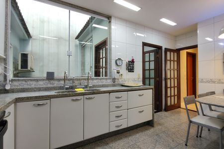 Casa de condomínio à venda com 424m², 5 quartos e 5 vagas Casa de condomínio à venda com 424m², 5 quartos e 5 vagasCozinha - Armários