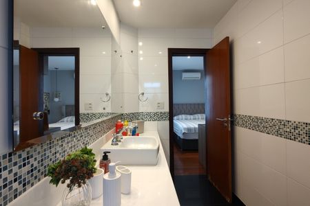 Casa de condomínio à venda com 424m², 5 quartos e 5 vagas Casa de condomínio à venda com 424m², 5 quartos e 5 vagasBanheiro da Suíte 2