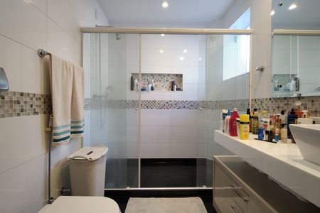 Casa de condomínio à venda com 424m², 5 quartos e 5 vagas Casa de condomínio à venda com 424m², 5 quartos e 5 vagasBanheiro da Suíte 4