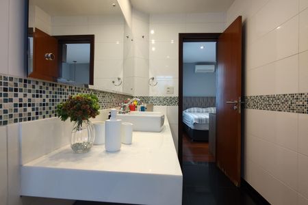 Casa de condomínio à venda com 424m², 5 quartos e 5 vagas Casa de condomínio à venda com 424m², 5 quartos e 5 vagasBanheiro da Suíte 2