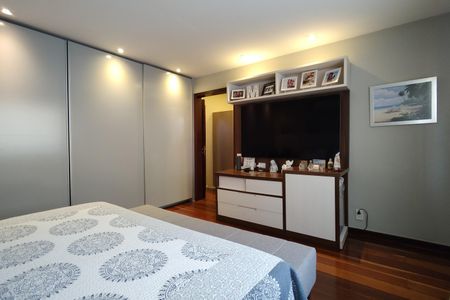 Casa de condomínio à venda com 424m², 5 quartos e 5 vagas Casa de condomínio à venda com 424m², 5 quartos e 5 vagasQuarto 4 - Suíte