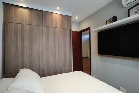 Casa de condomínio à venda com 424m², 5 quartos e 5 vagas Casa de condomínio à venda com 424m², 5 quartos e 5 vagasQuarto 2 - Suíte