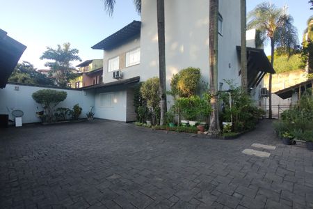 Casa de condomínio à venda com 424m², 5 quartos e 5 vagas Casa de condomínio à venda com 424m², 5 quartos e 5 vagasFachada