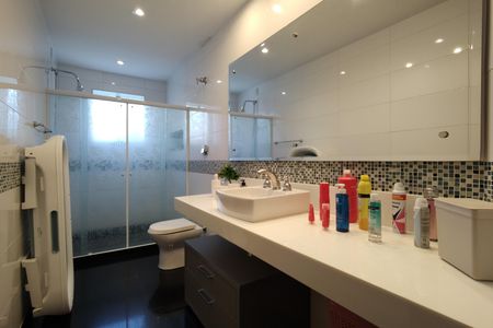 Casa de condomínio à venda com 424m², 5 quartos e 5 vagas Casa de condomínio à venda com 424m², 5 quartos e 5 vagasBanheiro da Suíte 2