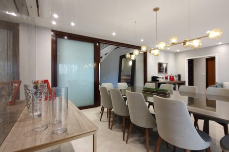 Casa de condomínio à venda com 424m², 5 quartos e 5 vagas Casa de condomínio à venda com 424m², 5 quartos e 5 vagasSala 2