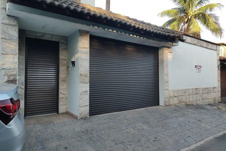 Casa de condomínio à venda com 424m², 5 quartos e 5 vagas Casa de condomínio à venda com 424m², 5 quartos e 5 vagasFachada