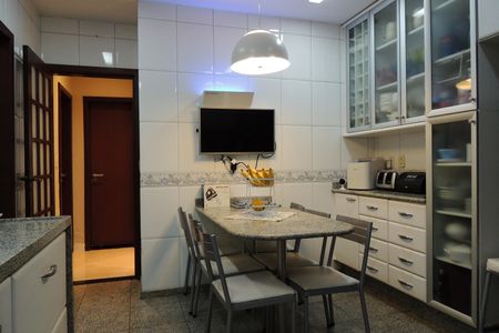 Casa de condomínio à venda com 424m², 5 quartos e 5 vagasCozinha - Armários