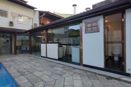 Casa de condomínio à venda com 424m², 5 quartos e 5 vagas Casa de condomínio à venda com 424m², 5 quartos e 5 vagasDetalhe