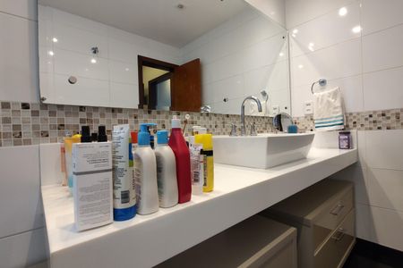 Casa de condomínio à venda com 424m², 5 quartos e 5 vagas Casa de condomínio à venda com 424m², 5 quartos e 5 vagasBanheiro da Suíte 4