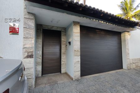 Casa de condomínio à venda com 424m², 5 quartos e 5 vagas Casa de condomínio à venda com 424m², 5 quartos e 5 vagasFachada