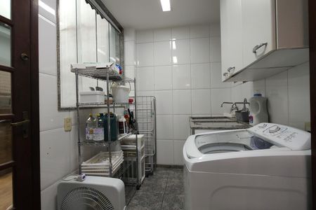 Casa de condomínio à venda com 424m², 5 quartos e 5 vagas Casa de condomínio à venda com 424m², 5 quartos e 5 vagasÁrea de Serviço