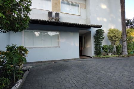 Casa de condomínio à venda com 424m², 5 quartos e 5 vagas Casa de condomínio à venda com 424m², 5 quartos e 5 vagasFachada