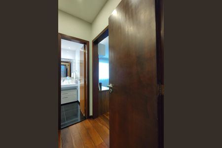 Casa de condomínio à venda com 424m², 5 quartos e 5 vagasBanheiro da Suíte 4