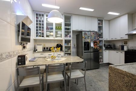 Casa de condomínio à venda com 424m², 5 quartos e 5 vagas Casa de condomínio à venda com 424m², 5 quartos e 5 vagasCozinha - Armários