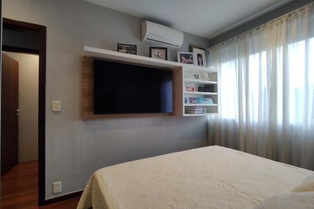 Casa de condomínio à venda com 424m², 5 quartos e 5 vagas Casa de condomínio à venda com 424m², 5 quartos e 5 vagasQuarto 2 - Suíte