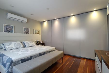 Casa de condomínio à venda com 424m², 5 quartos e 5 vagas Casa de condomínio à venda com 424m², 5 quartos e 5 vagasQuarto 4 - Suíte