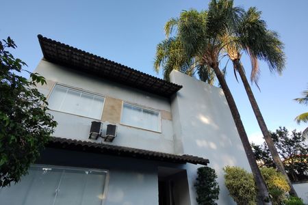 Casa de condomínio à venda com 424m², 5 quartos e 5 vagas Casa de condomínio à venda com 424m², 5 quartos e 5 vagasFachada