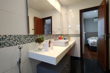 Casa de condomínio à venda com 424m², 5 quartos e 5 vagas Casa de condomínio à venda com 424m², 5 quartos e 5 vagasBanheiro da Suíte 2