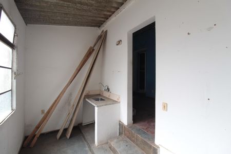 Casa à venda com 360m², 5 quartos e 1 vagaCasa dos Fundos | Cozinha e Área de Serviço