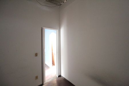 Casa à venda com 360m², 5 quartos e 1 vagaCasa dos Fundos | Quartos