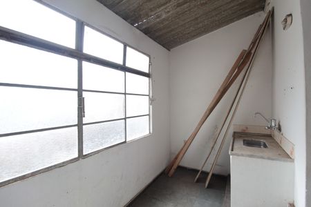 Casa à venda com 360m², 5 quartos e 1 vagaCasa dos Fundos | Cozinha e Área de Serviço