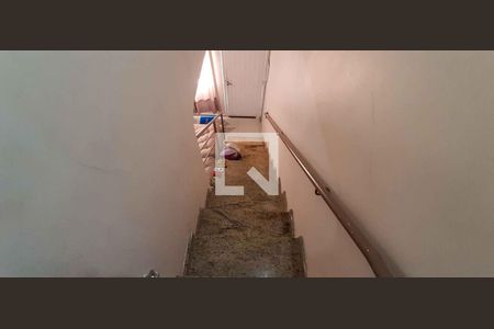 Casa de condomínio à venda com 67m², 2 quartos e 1 vagaEscada