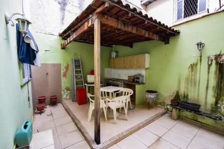 Casa de condomínio para alugar com 140m², 5 quartos e 1 vaga Casa de condomínio para alugar com 140m², 5 quartos e 1 vagaQuintal