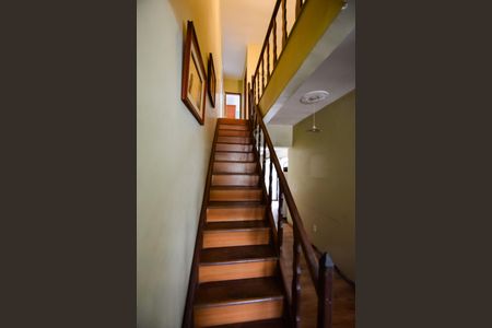 Casa de condomínio para alugar com 140m², 5 quartos e 1 vaga Casa de condomínio para alugar com 140m², 5 quartos e 1 vagaEscada de Acesso ao Segundo Andar