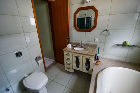 Casa de condomínio para alugar com 140m², 5 quartos e 1 vaga Casa de condomínio para alugar com 140m², 5 quartos e 1 vagaBanheiro do Quarto 2 - Suíte