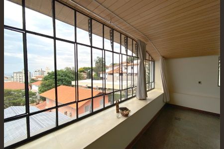 Casa à venda com 345m², 6 quartos e 4 vagasDetalhe da Janela da Sala de Estar