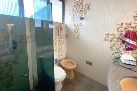 Casa à venda com 345m², 6 quartos e 4 vagasBanheiro da Suíte 1