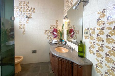 Casa à venda com 345m², 6 quartos e 4 vagasBanheiro da Suíte 1