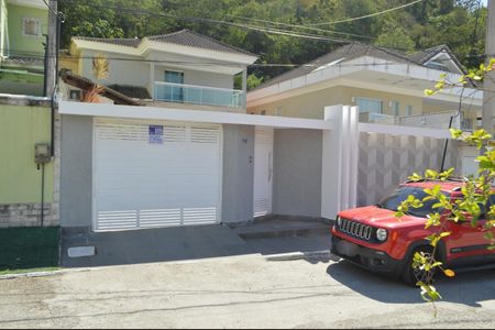 Casa de condomínio à venda com 300m², 4 quartos e 2 vagasFachada