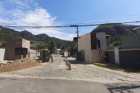 Casa de condomínio à venda com 300m², 4 quartos e 2 vagasFachada