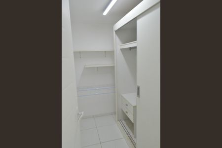 Casa de condomínio à venda com 300m², 4 quartos e 2 vagasCloset da Suíte 1