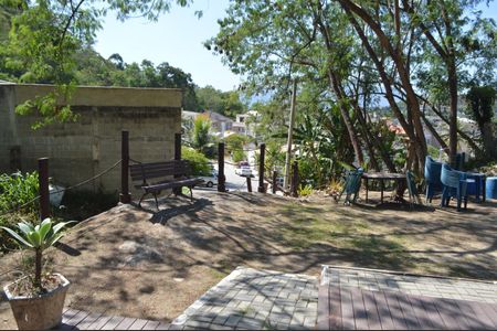 Casa de condomínio à venda com 300m², 4 quartos e 2 vagasDeck