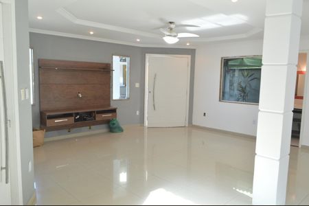 Casa de condomínio à venda com 300m², 4 quartos e 2 vagasSala