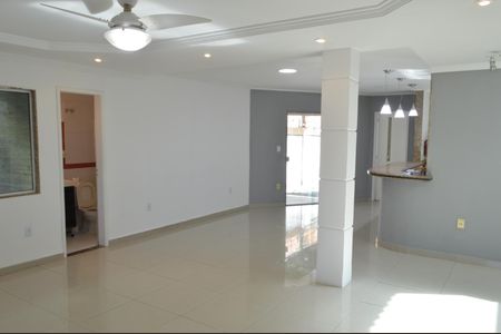 Casa de condomínio à venda com 300m², 4 quartos e 2 vagasSala