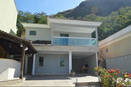Casa de condomínio à venda com 300m², 4 quartos e 2 vagasFachada