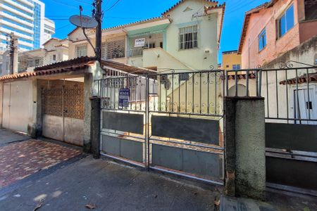 Casa à venda com 200m², 3 quartos e 1 vaga Casa à venda com 200m², 3 quartos e 1 vagaFachada