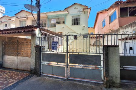Casa à venda com 200m², 3 quartos e 1 vaga Casa à venda com 200m², 3 quartos e 1 vagaFachada