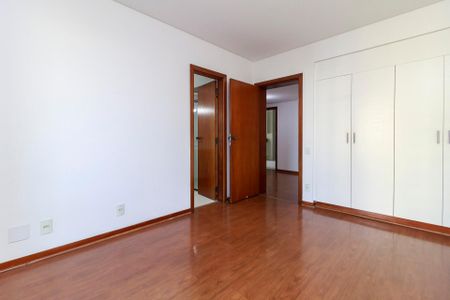 Apartamento à venda com 330m², 4 quartos e 3 vagasSuíte 2