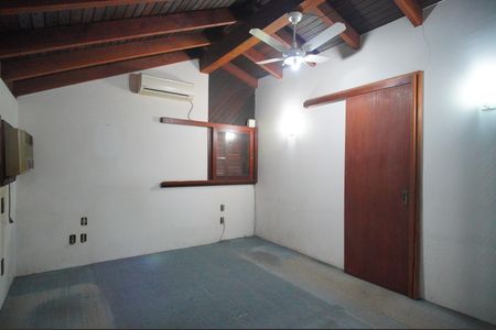 Casa à venda com 300m², 5 quartos e 2 vagasSuíte