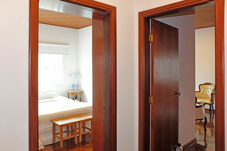 Casa de condomínio para alugar com 630m², 3 quartos e 3 vagasCorredor