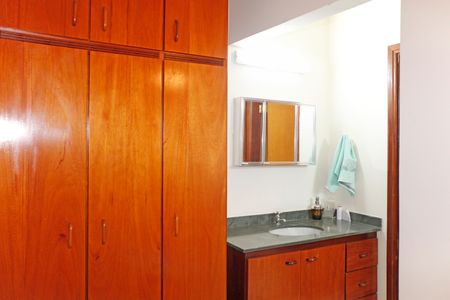 Casa de condomínio para alugar com 630m², 3 quartos e 3 vagasedícula