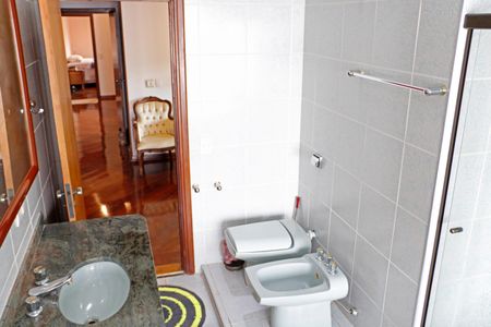 Casa de condomínio para alugar com 630m², 3 quartos e 3 vagasBanheiro do Quarto 2