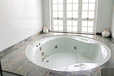 Casa de condomínio para alugar com 630m², 3 quartos e 3 vagasBanheiro do Quarto 2