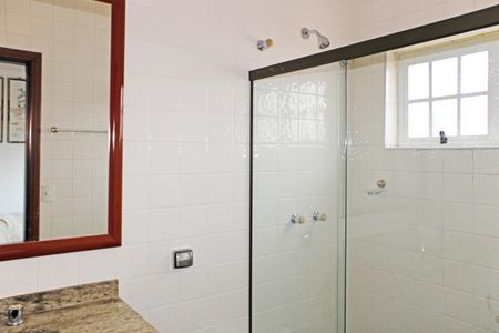 Casa de condomínio para alugar com 630m², 3 quartos e 3 vagasBanheiro do Quarto 1